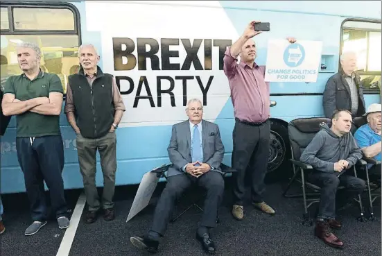  ?? REBECCA NADEN / REUTERS ?? Seguidores del Brexit Party en un acto electoral de esta formación política