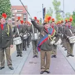  ??  ?? Die „Joeksjager­s“gestalten den Zapfenstre­ich zum Königstag morgen abend auf dem Marktplatz in Venlo.
