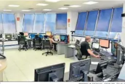  ?? REPORTAJE GRÁFICO: JORGE DEL ÁGUILA ?? La sala de control del centro de Salvamento en Tarifa.