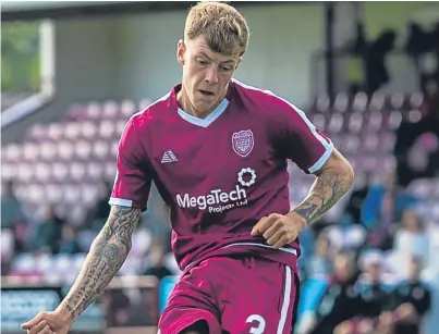  ?? Pictures: SNS. ?? Lichties midfielder David Gold earned praise from assistant boss Ian Campbell, below.