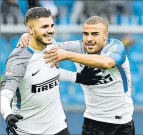  ?? FOTO: AP ?? Rafinha Alcántara se abraza a Mauro Icardi, a quien ya conocia del fútbol base culé