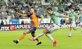  ?? ?? Di Yorio aprovechó la tibia marca de Gastón Silva para cruzar a Antony Silva y clavar el primer gol del León