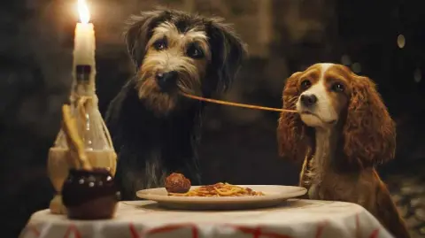  ??  ?? You don’t mess with a good spaghetti scene — the famous pasta amore scene redone from the new ‘Lady and the Tramp’