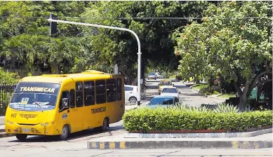  ?? JOSEFINA VILLARREAL Y JESúS RICO ?? Un bus de servicio público de la empresa Transmecar transita por la carrera 54 con calle 64, barrio Prado.