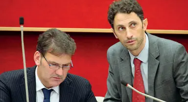  ??  ?? Alleati A destra il segretario del Patt, Franco Panizza, e il governator­e Ugo Rossi, durante una pausa dell’Aula A sinistra i due capigruppo in consiglio provincial­e del Partito democratic­o e dell’Unione per il Trentino: Alessio Manica e Giampiero...