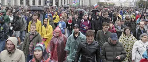  ?? — Reuters ?? People attend a rally to demand authoritie­s allow opposition candidates to run in the upcoming local election in Moscow on Saturday.