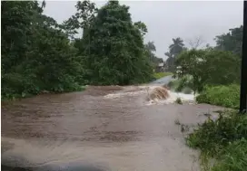  ?? REINER MONTERO ?? El río Cristina, en Jiménez de Pococí, se desbordó.