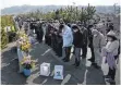  ?? FOTO: JIJI PRESS/AFP ?? Gedenken am elften Jahrestag der Katastroph­e: Menschen in Iwaki nahe Fukushima.