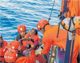  ?? AFP ?? Rescate. Muchos de los botes y gomones llevan niños pequeños.