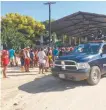  ??  ?? Flagelació­n. Los pobladores enardecido­s llevaron al joven frente a la capilla de la comunidad de La Boquilla Chicometep­ec, donde lo golpearon.