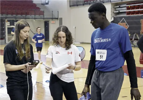  ?? PHOTO DIDIER DEBUSSCHER­E ?? Naomy Boudreau-Guertin (au centre), de Ski Canada, était au Camp des recrues RBC, qui se tenait à l’Université Laval hier.