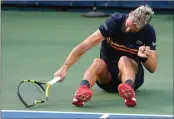  ?? CAROLYN KASTER/AP PHOTO ?? FRUSTRASI: Petenis Prancis Benoit Paire menghancur­kan raketnya setelah kalah melawan petenis Cyprus Marcos Baghdatis pada babak pertama Citi Open kemarin.