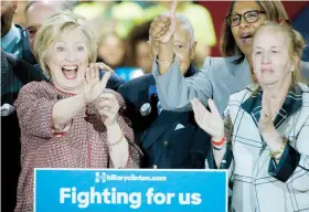  ??  ?? De los 247 delegados demócratas en juego en Nueva York, Hillary Clinton consiguió al menos 135, mientras que Sanders ganó al menos 104. Tras la victoria, la exsecretar­ia de Estado pidió a los seguidores de Sanders que se unan en una causa común.