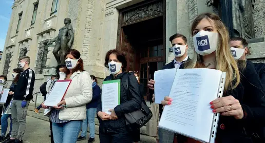  ??  ?? La protesta I famigliari delle vittime del Covid-19 nel giorno in cui hanno depositato le denunce alla Procura di Bergamo