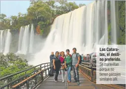  ?? IG @KAIRO.CK ?? Las Cataratas, el destino preferido. Se maravillan porque no tienen paisajes similares allí.