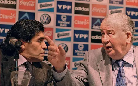  ?? EPA ?? Diego Armando Maradona, 54 anni, nel 2008 con Julio Grondona scomparso nel luglio dello scorso anno