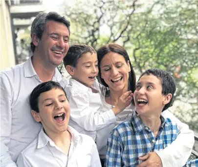  ?? GentilezA ?? La bióloga e investigad­ora Marina Gotelli (37años) junto a su marido y sus tres hijos
