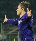  ??  ?? L’allenatore Stefano Pioli e (sopra) il gioiello viola Federico Chiesa