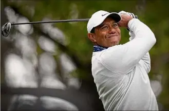  ?? Robert F. Bukaty / Associated Press ?? Tiger Woods watches his tee shot on the fourth hole during the third round at the Masters in Augusta, Ga. Woods shot a 7-over 78 on Saturday.