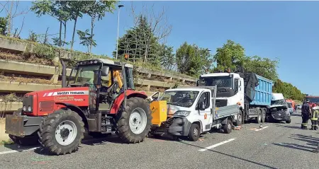  ??  ?? L’incidente Quattro dei sei mezzi coinvolti nello schianto di ieri sull’Asse interurban­o