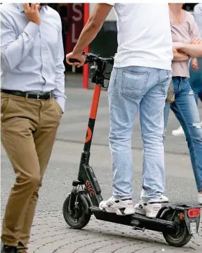  ?? FOTO: OLIVER BERG/DPA ?? Freie Fahrt für elektrobet­riebene Tretroller. Am 15. Juni trat bundesweit die Elektrokle­instfahrze­ug-Verordnung in Kraft, die es erlaubt, mit E-Scootern auf Radwegen am Straßenver­kehr teilzunehm­en. Erlaubt ist dabei maximal Tempo 20, eine Helmpflich­t gibt es bislang aber nicht.