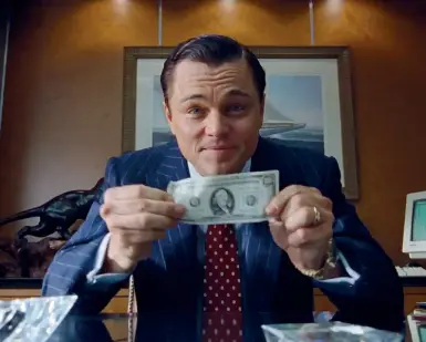  ??  ?? Al cinema Leonardo Di Caprio nel film The Wolf of Wall Street interpreta un broker che diventa milionario grazie ad una truffa finanziari­a