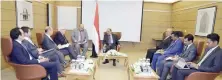  ??  ?? نائب الرئيس اليمني يلتقي المبعوث األممي غريفيث وبحضور وزير الخارجية خالد اليماني، أمس. (سبأ)