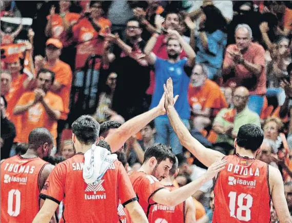  ?? FOTO: EFE ?? Los jugadores del Valencia Basket, celebrando con sus aficionado­s el pase a la final de la Liga Endesa 2016-17 tras eliminar al Baskonia