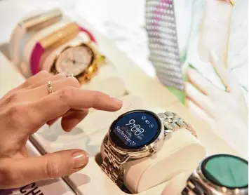  ?? Fotos: Inhorgenta, Denis Dworatsche­k (2) ?? Ein Trend der diesjährig­en Schmuckmes­se Inhorgenta in München sind Smartwatch­es. Die gibt es im edlen Gehäuse wie im Bild oder auch als klassische Uhren mit analogem Ziffernbla­tt.