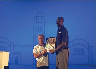  ?? (Dana Bar Siman Tov) ?? SYLVAN ADAMS presents an award to NBA Hall of Famer Dikembe Mutombo for his work in bringing the Jr. NBA to Israel.