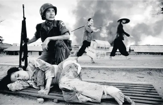  ?? ©Philip Jones Griffiths/Magnum Photos ?? > One of many iconic photograph­s of the Vietnam War shot by Welsh photojourn­alist Phillip Jones Griffiths