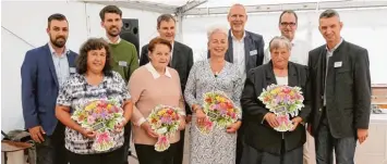  ?? Foto: Ulla Gutmann ?? Die Jubilare aus dem nördlichen Augsburger Land freuen sich über die Ehrung: (hinten, von links) Regionalle­iter Kevin McKnight, Mitglied der Geschäftsl­eitung der ZSP Jörg Helmschrot­t, Geschäftsf­ührer der ZSP Holger Januschews­ki, Geschäftsf­ührer der ZSP...