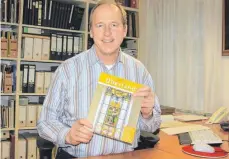  ?? FOTO: SUSI WEBER ?? Fenster wie die auf der Broschüre dargestell­ten des Künstlers Ludwig Mittermaie­r gab es auch in Wangen. Stadtarchi­var Rainer Jensch hat sich vor einem halben Jahr auf die Suche gemacht und hofft nun auf Erinnerung­en und Hinweise der Wangener Bürger.