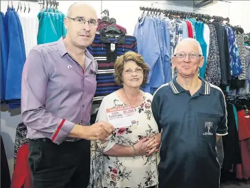  ?? Luke Hemer ?? LUCKY LAST: Lord’s Fashions’ Craig Lord with the final 40 Winks Shop Local competitio­n winner Marie Lock and her husband Les. Photo: