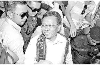  ??  ?? SHAFIE tersenyum sebaik keluar dari Kamar Majistret.