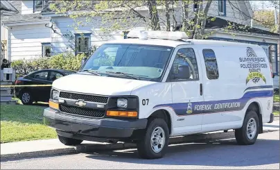  ?? DESIREE ANSTEY/JOURNAL PIONEER ?? The Summerside Police Services’ forensic identifica­tion van was outside a Duke Street residence throughout Sunday following the fatal shooting of a break-and-enter suspect by police.