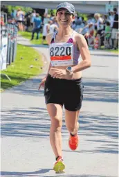  ?? FOTO: CHRISTIAN GERARDS ?? Sie holen sich am Sonntagmit­tag den Sieg beim Donautal-Marathon von run & fun in Tuttlingen: Kay-Uwe Müller und Sandra Schmid.