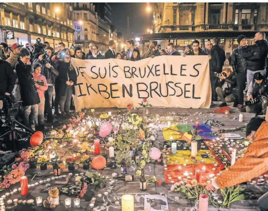  ?? FOTO: CHRISTOPHE PETIT TESSON/DPA ?? Menschen trauern am Abend des Tages der islamistis­chen Terroransc­hläge im März 2016 in Brüssel.