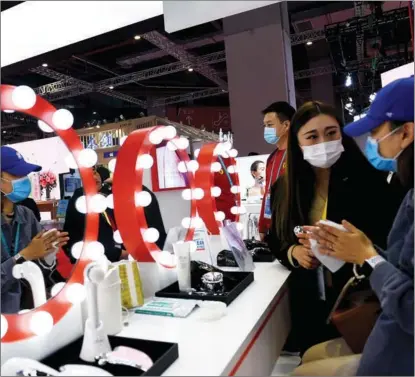  ?? ZHAO DINGZHE / XINHUA ?? Visitors check out Japanese cosmetics during the recent third CIIE in Shanghai.