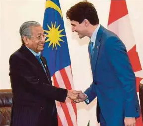  ?? BERNAMA PIC ?? Prime Minister Tun Dr Mahathir Mohamad with his Canadian counterpar­t JustinTrud­eau at the Apec Summit 2018 in Port Moresby yesterday.