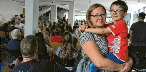  ??  ?? Königsbrun­n ist wunderbar ruhig und hat alles, was eine Familie braucht, findet Neubürgeri­n Jana Sarzan hier mit Sohn Lukas.