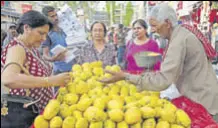  ?? AP ?? A woman buys mangoes from a street vendor in New Delhi.