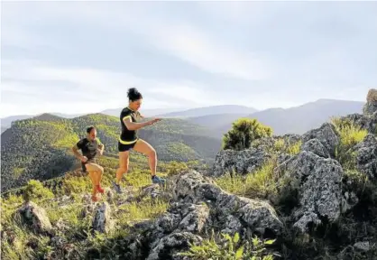  ??  ?? Una corredora y un corredor en la cima de la peña Berrondo (883 metros) en una edición anterior.