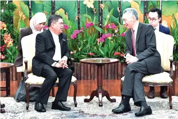  ??  ?? Lee meets with Mohamad Sabu at the Istana on the sidelines of the 17th Shangri-La Dialogue. — Bernama photo
