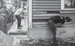  ?? Sam Owens / Staff photograph­er ?? UTSA student volunteers Sebastian Arciniega, left, and Romelo Garcia, back, help a worker from A&I Contractin­g peel old paint off a house Saturday along Monterey Street.