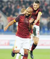  ??  ?? Maicon, 34 anni, festeggiat­o dopo il gol da Florenzi, 24