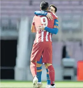  ?? FOTO: MONTILLA ?? Luis Suárez y
Leo Messi se abrazaron antes del partido entre el Barça y el Atlético