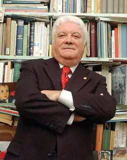  ??  ?? Uno dei canali trevigiani e, sopra, il sociologo Ulderico Bernardi. Tra i suoi titoli, «Il tesoro dei padri», Cara Piave», «Istria d’amore», «Riti e comunità»