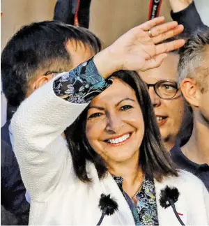  ?? BILD: SN/AP ?? Die sozialisti­sche Bürgermeis­terin Anne Hidalgo bleibt im Amt.