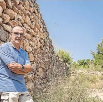  ?? // MIKEL PONCE ?? Albert Ribera, junto a la muralla de Valencia la Vella